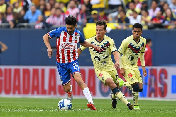 Oribe Peralta pelea un balón a Fernando González 