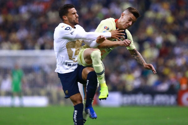 Iniestra e Insaurralde pelean un eférica en un Pumas vs América