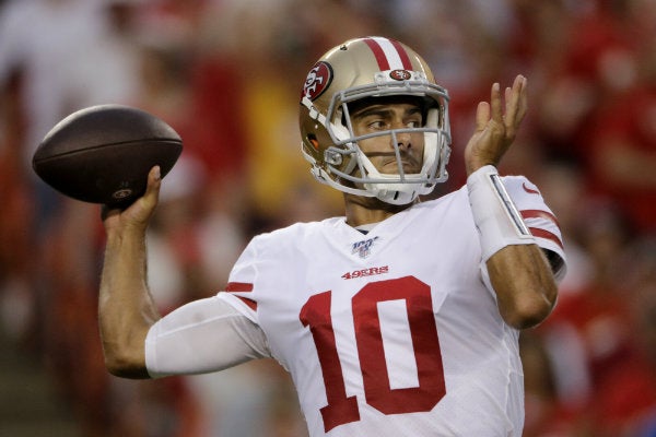 Jimmy Garoppolo lanza un pase en el partido