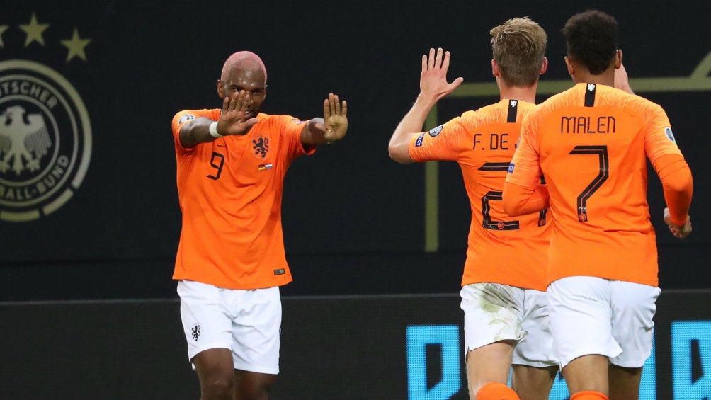 Ryan Babel celebra uno de sus goles con sus compañeros