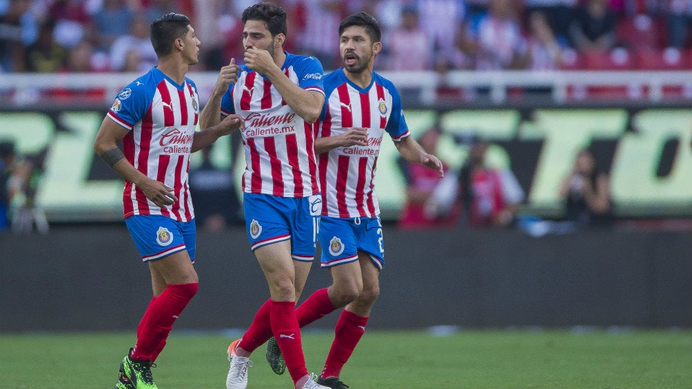 Pollo Briseño festeja un gol con el Rebaño