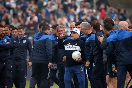 Maradona saluda a la tribuna