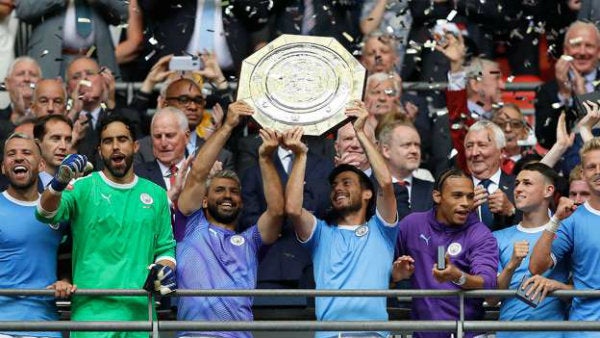 Sergio Aguero y David Silva levantando el Community Shield