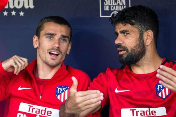 Diego Costa y Antoine Griezmann en el banquillo del Atlético de Madrid