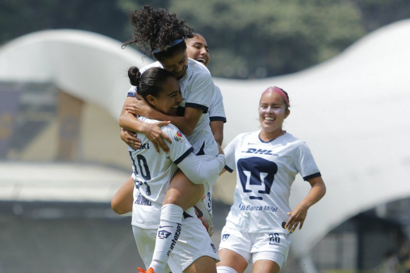 Jugadoras de Pumas festejan un gol vs Santos Laguna