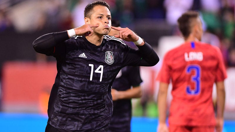 Javier Hernández celebra una anotación con el Tri