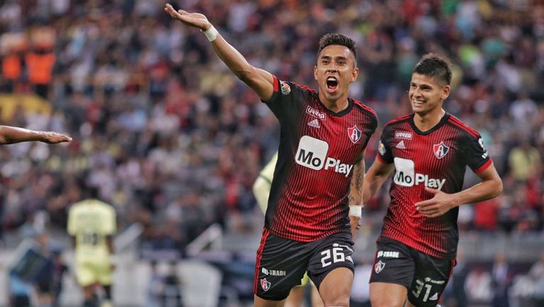 Jugadores de Atlas festejan un gol contra América