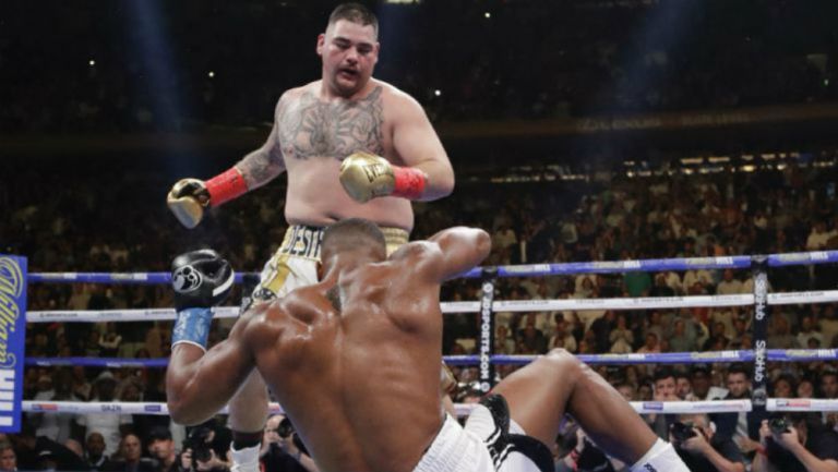 Andy Ruiz deja sobre la lona a Anthony Joshua