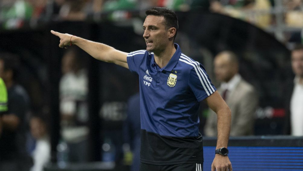 Lionel Scaloni da una señal a sus jugadores en duelo ante el Tri