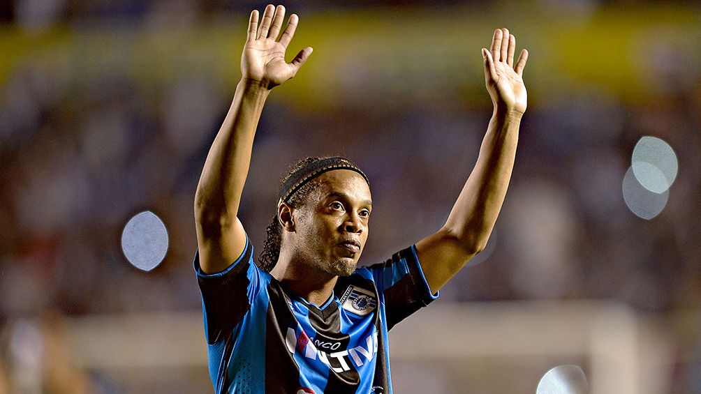 Ronaldinho en un partido con Gallos Blancos de Querétaro