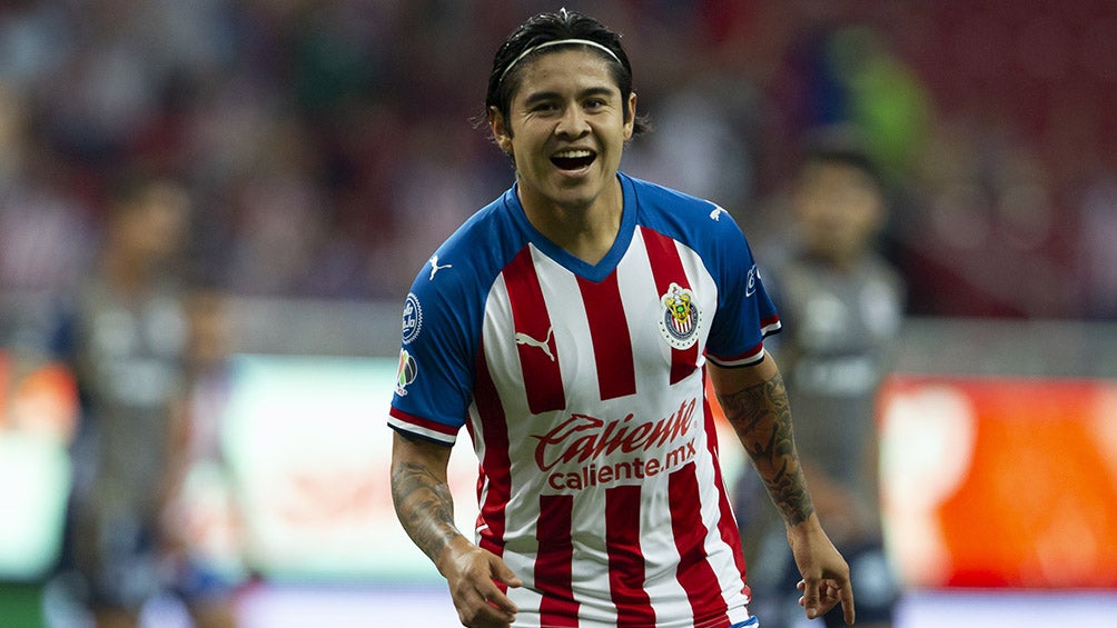 Eduardo López, celebra un gol con Chivas