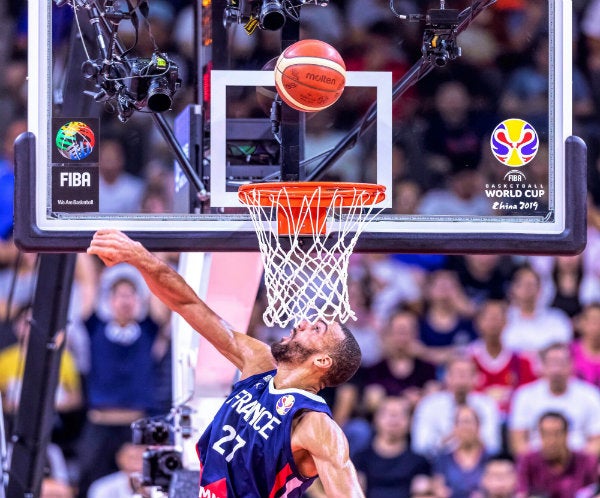 Rudy Gobert intenta bloquear un disparo