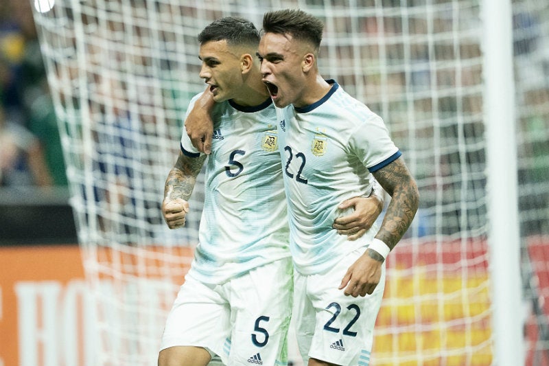 Leandro Paredes y Lautaro Martínez festejan un gol vs México