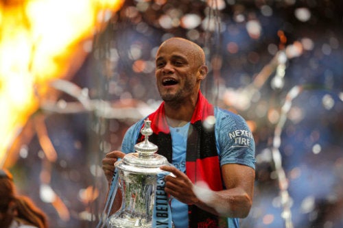 Vincent Kompany levanta el trofeo de la FA Cup