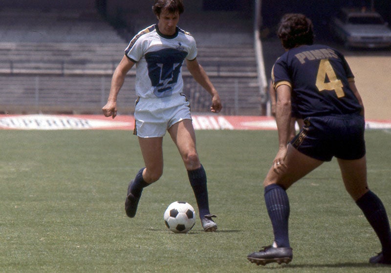 Enrique Borja jugando con la playera de Pumas