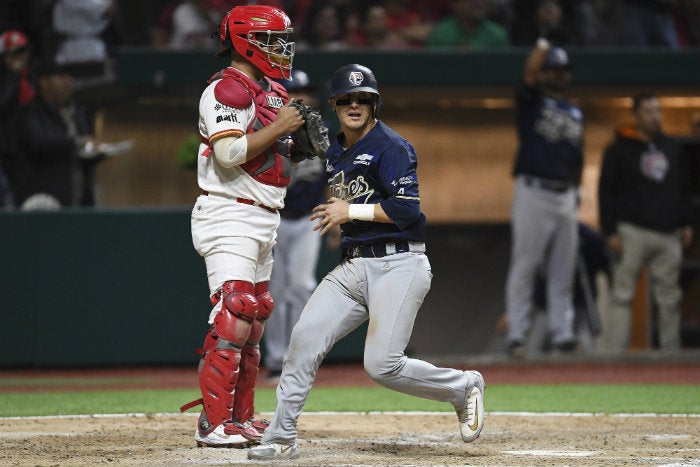 Jugadores durante el Tigres vs Diablos Rojos