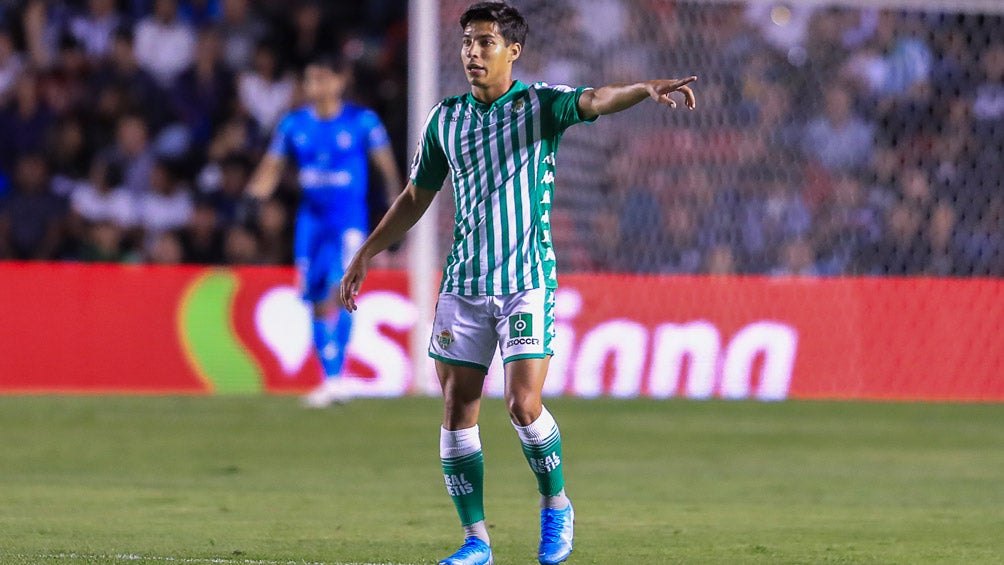 Diego Lainez, durante un partido con Betis en México 