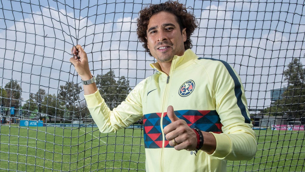 Memo Ochoa, posa para el lente de RÉCORD en Coapa 