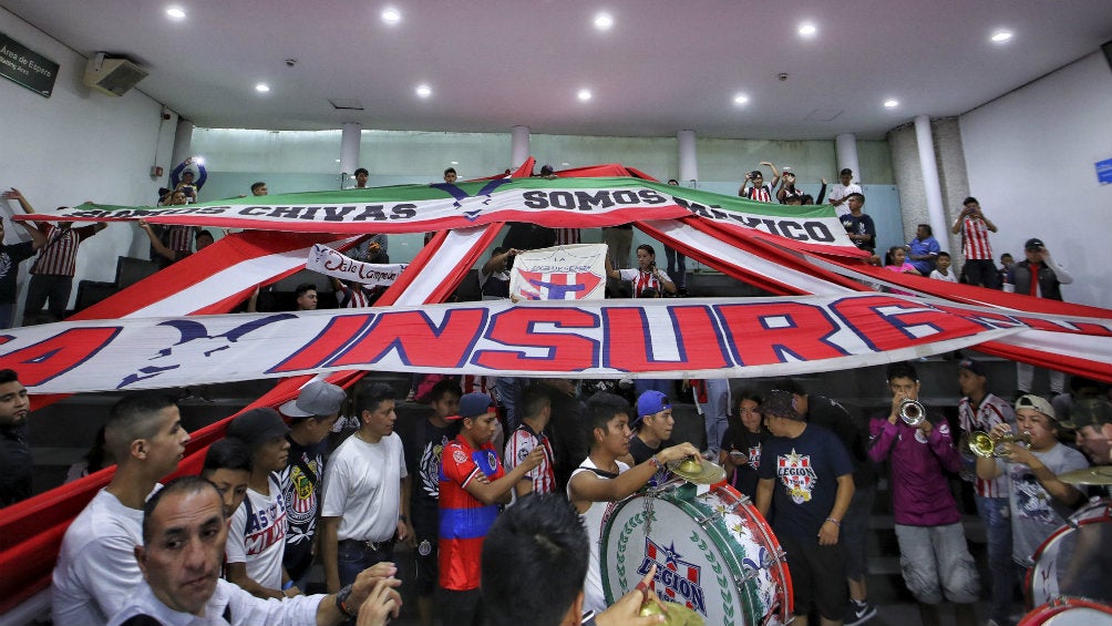 Aficionados de Chivas esperan al equipo en su última visita a la Ciudad de México