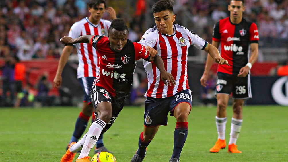 Fernando Beltrán durante un clásico tapatío