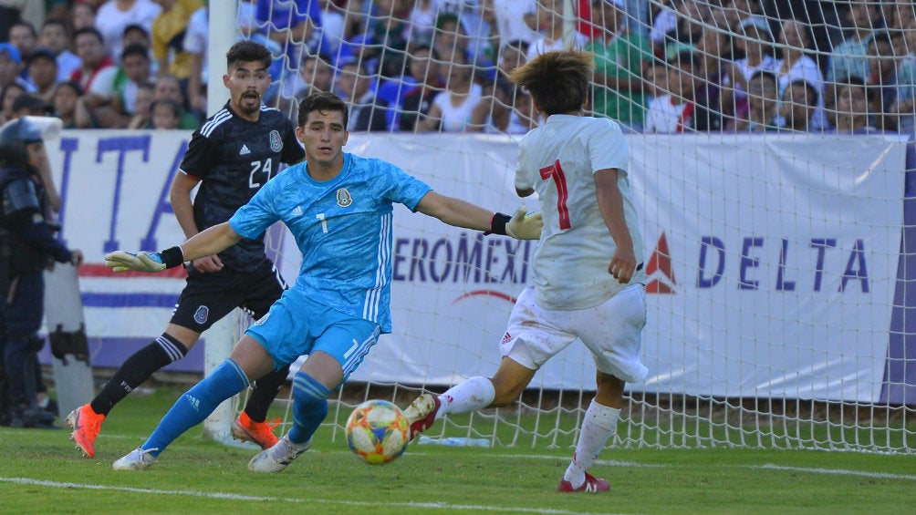 Sebastián Jurado trata de tapar un remate en el partido de México Sub 22 contra Japón