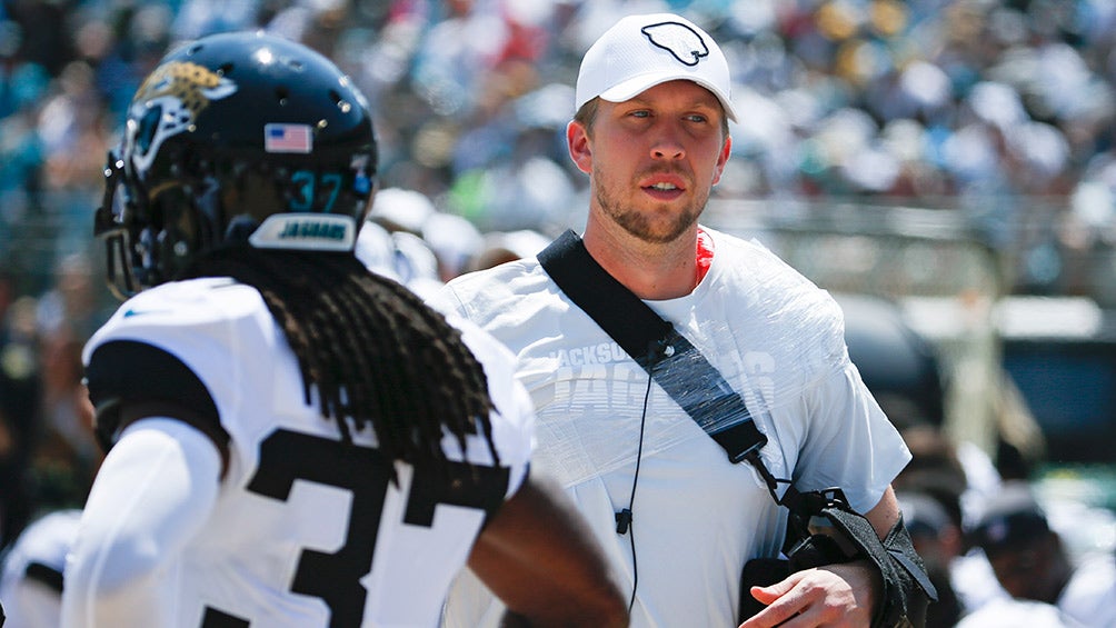 Nick Foles, lesionado del hombro en su primer partido con Jaguars