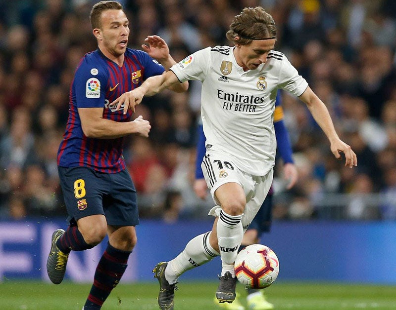 Modric pelea un balón con Arthur en el Clásico 