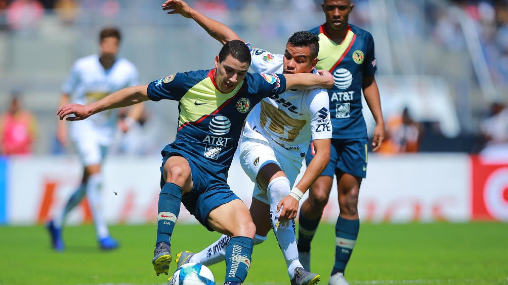 Pablo Barrera disputa el balón durante el último Clásico Capitalino