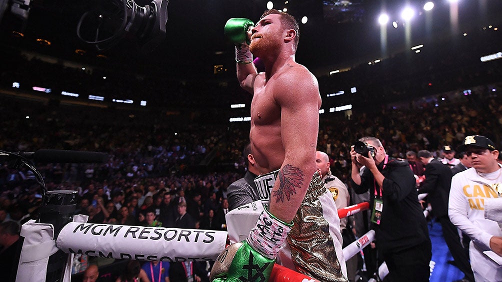 Canelo Álvarez celebra victoria contra Jacobs