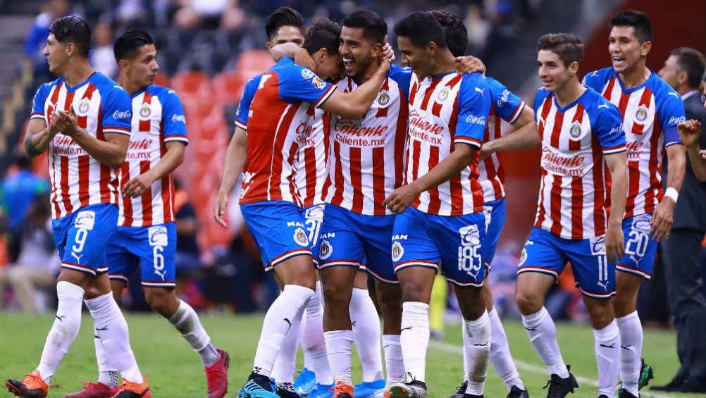 Jugadores de Chivas, en festejo de gol