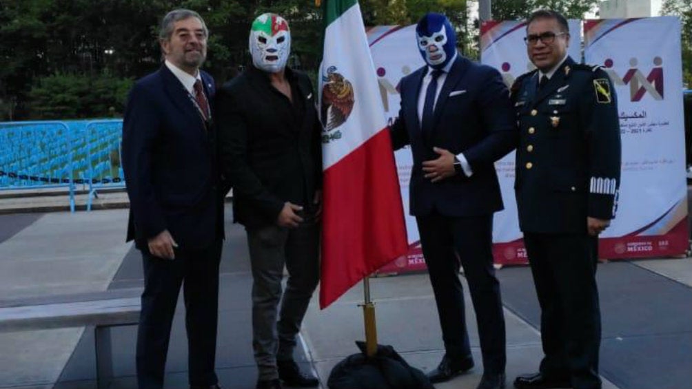 Juan Ramón de la Fuente junto a Blue Demon Jr. y Dr. Wagner Jr.  y el General Zamudio