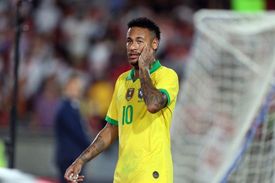 Neymar se lamenta en juego de Brasil 