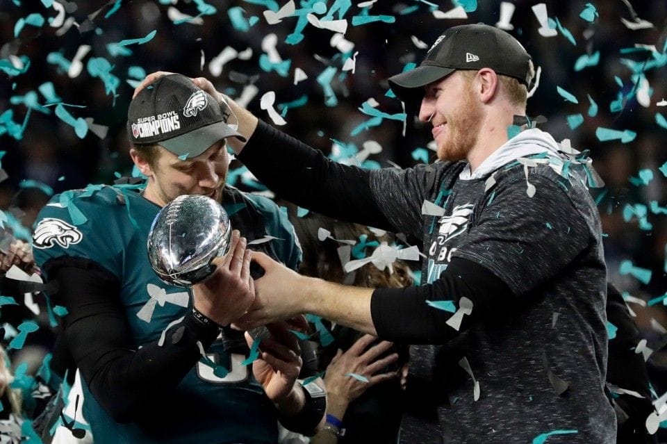 Nick Foles y Carson Wentz observan el Vince Lombardi