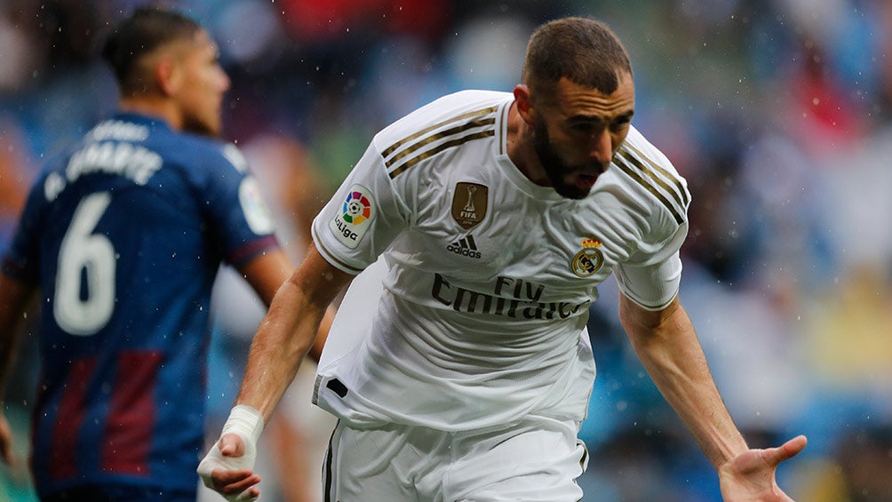 Benzema festeja un gol con Real Madrid 