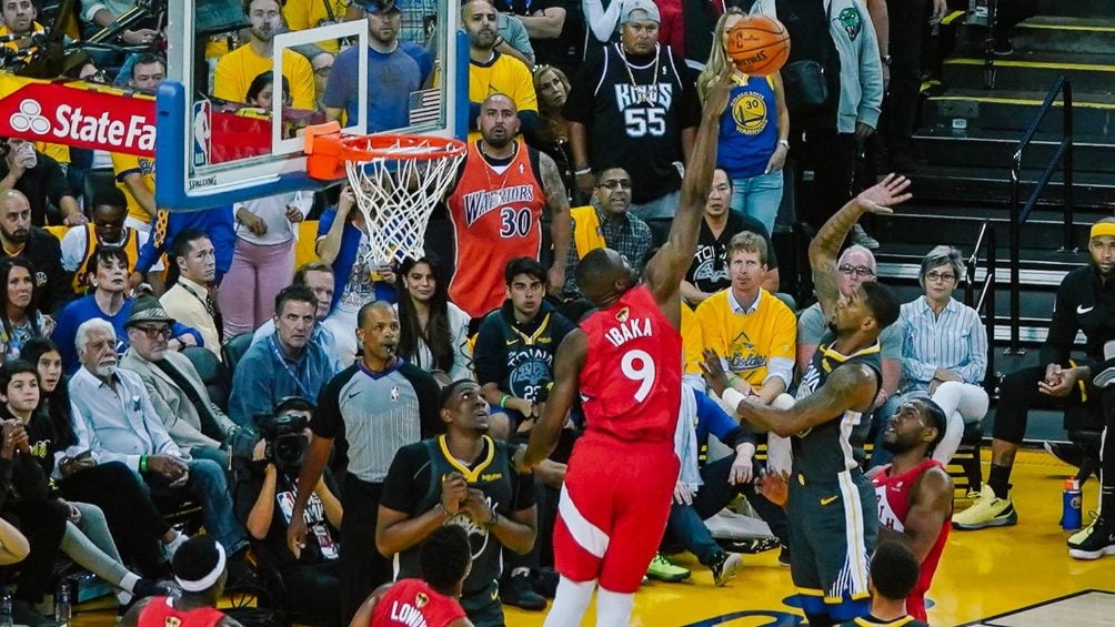 Serge Ibaka durante un partido con los Raptors