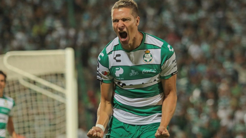 Julio Furch celebra un gol con Santos