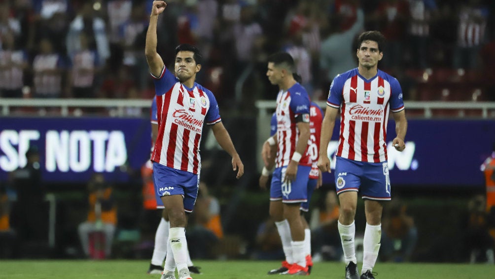 Jugadores de Chivas celebran la victoria contra Atlas