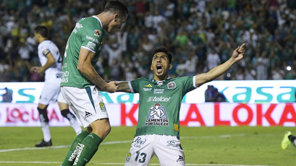 Ángel Mena celebrando su anotación con León