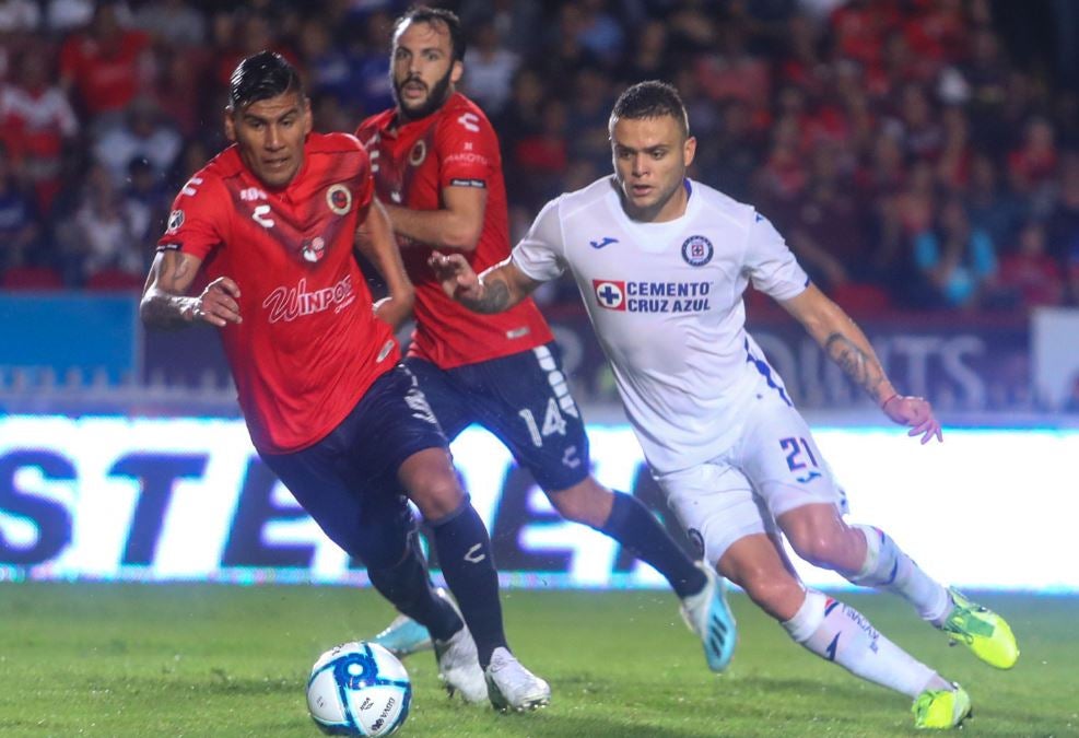 Salcedo y cabecita luchan por el balón