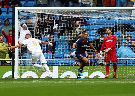 Benzema celebra uno de sus goles contra Levante