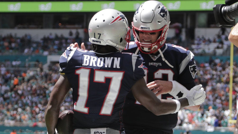 Antonio Brown y Tom Brady festejan una anotación