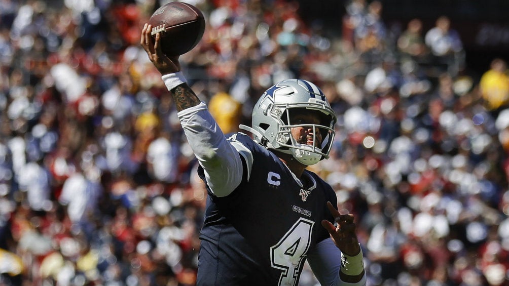 Dak Prescott lanzando un pase durante el partido