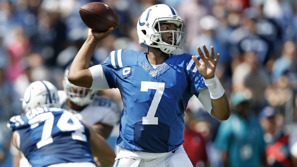 Jacoby Brissett se prepara para lanzar un pase ante Colts