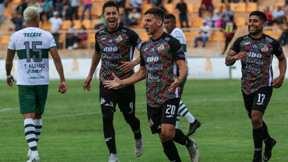 Jugadores de Alebrijes celebran un gol ante el Zacatepec