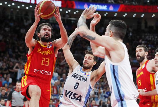 Llull intenta tirar entre el acoso argentino