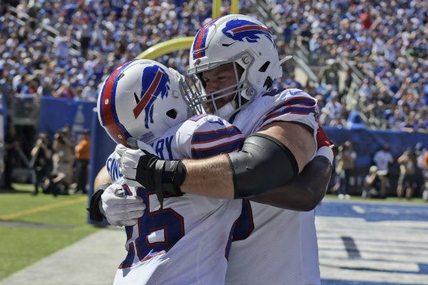 Devin Singletary Y Mitch Morse celebrando una anotación