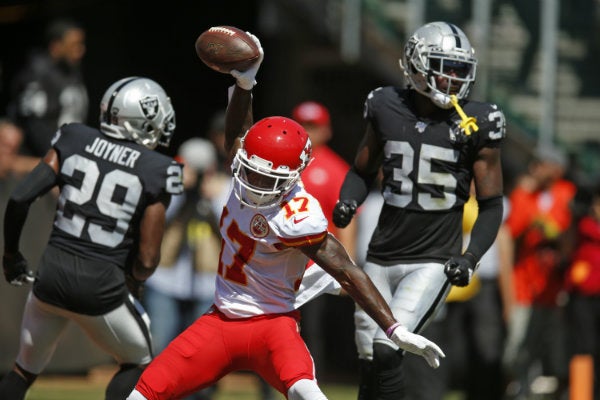 Mecole Hardman festeja un touchdown vs Raiders