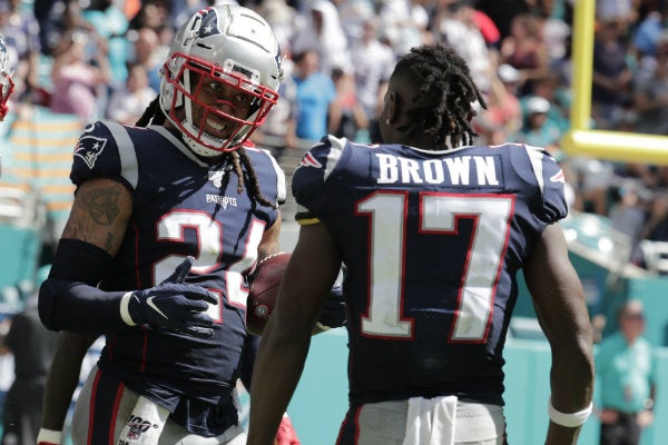 Stephone Gilmore y Antonio Brown durante el partido