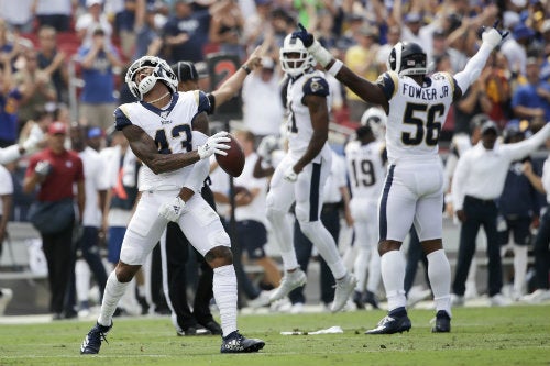 Jugadores de los Rams celebran una anotación