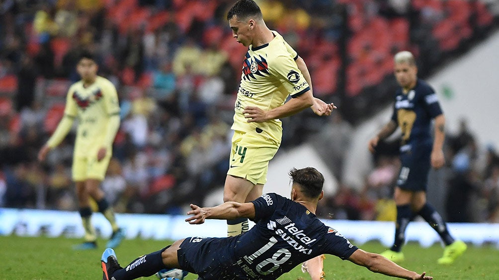 Momento exacto en que Viñas define para hacer el gol